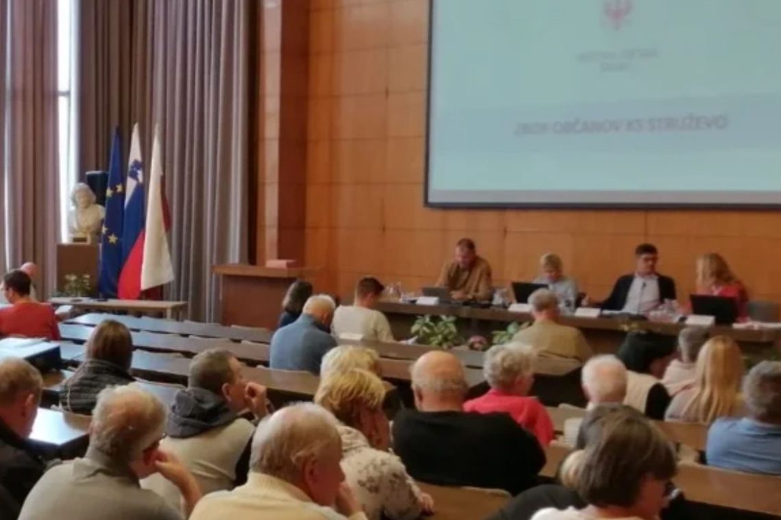 Krajani Struževega proti tovorni in potniški železniški postaji
