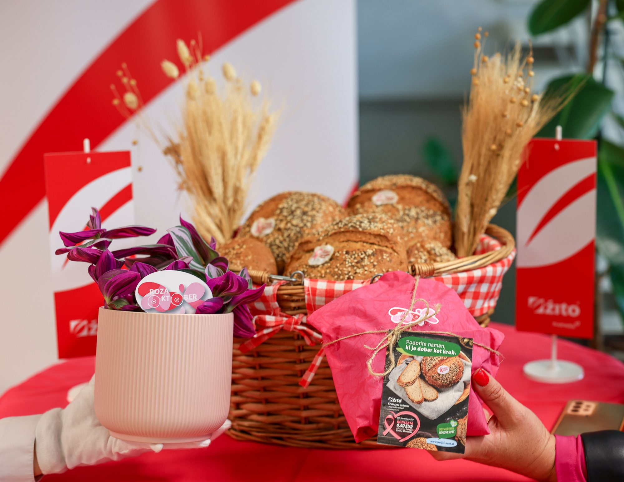 Žitov »kruh chia roza oktober« iz Lidlove pekarne za dober namen