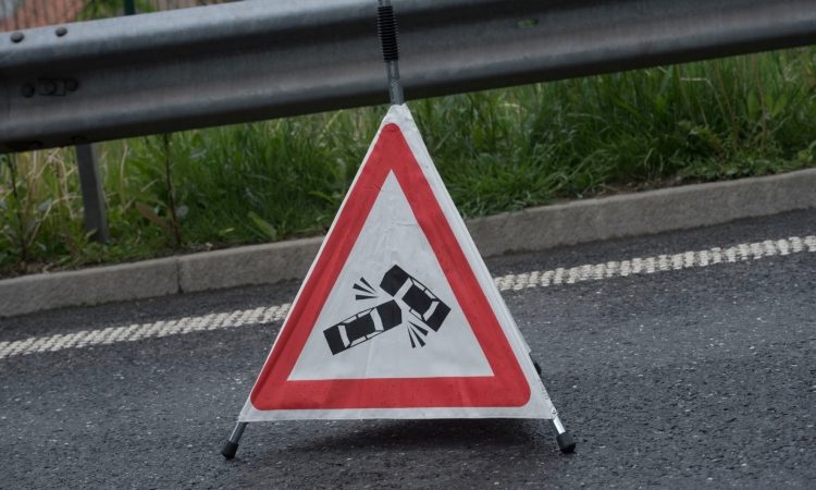 V prometni nesreči v Kopru poškodovana policista na nujni vožnji