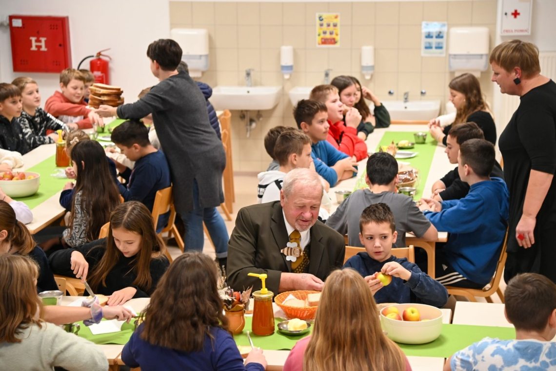 Župan z učenci ob tradicionalnem slovenskem zajtrku na Osnovni šoli Koprivnica