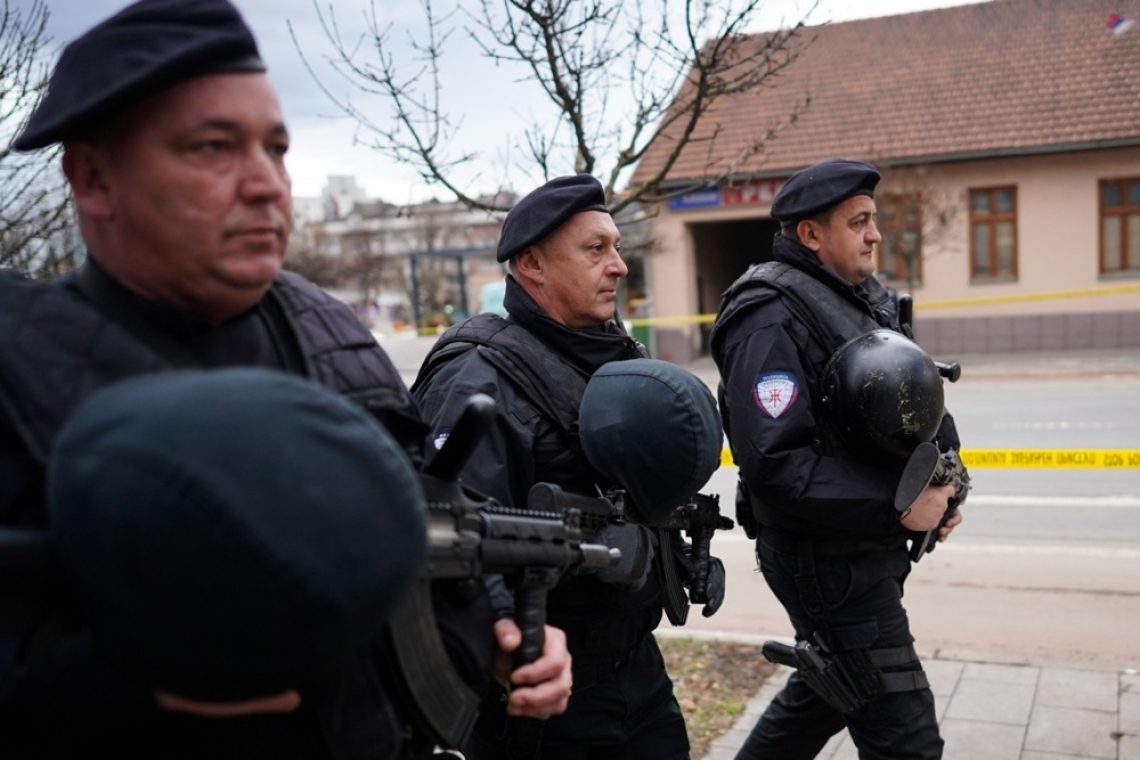 V Srbiji v avtomobilu našli mrtva najstnika 