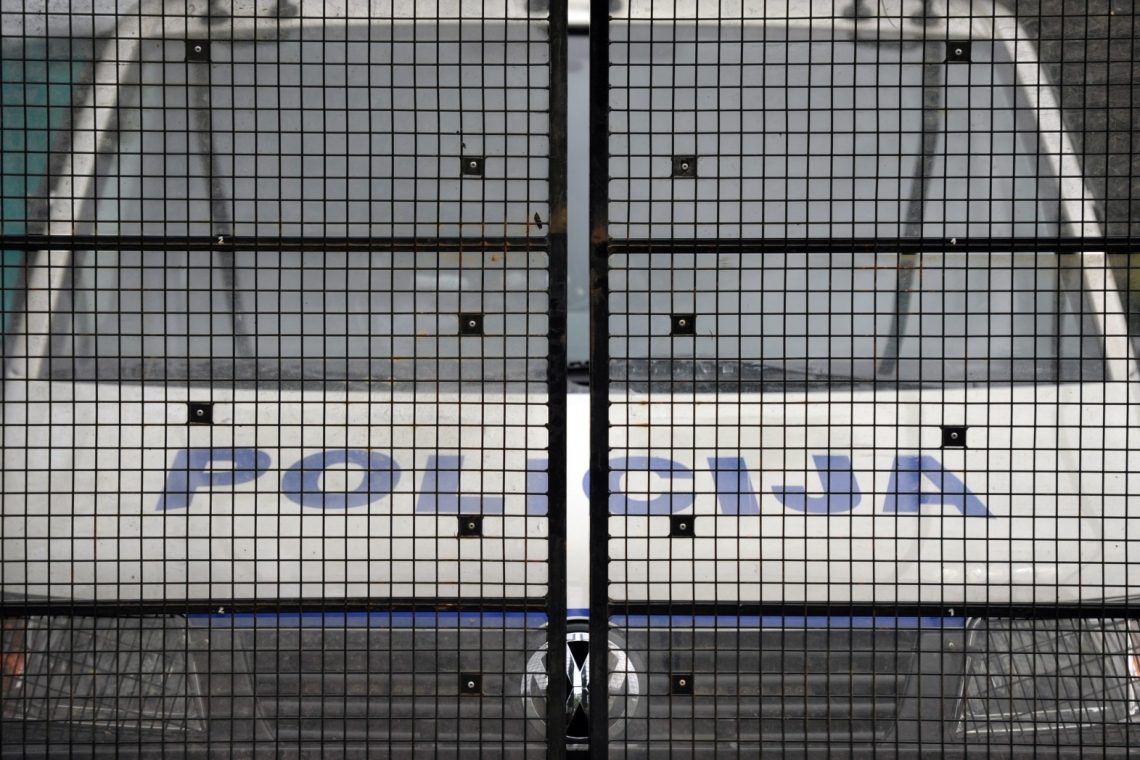 Zaradi groženj odpovedan pouk na 18 šolah, ministra in Policija mirijo