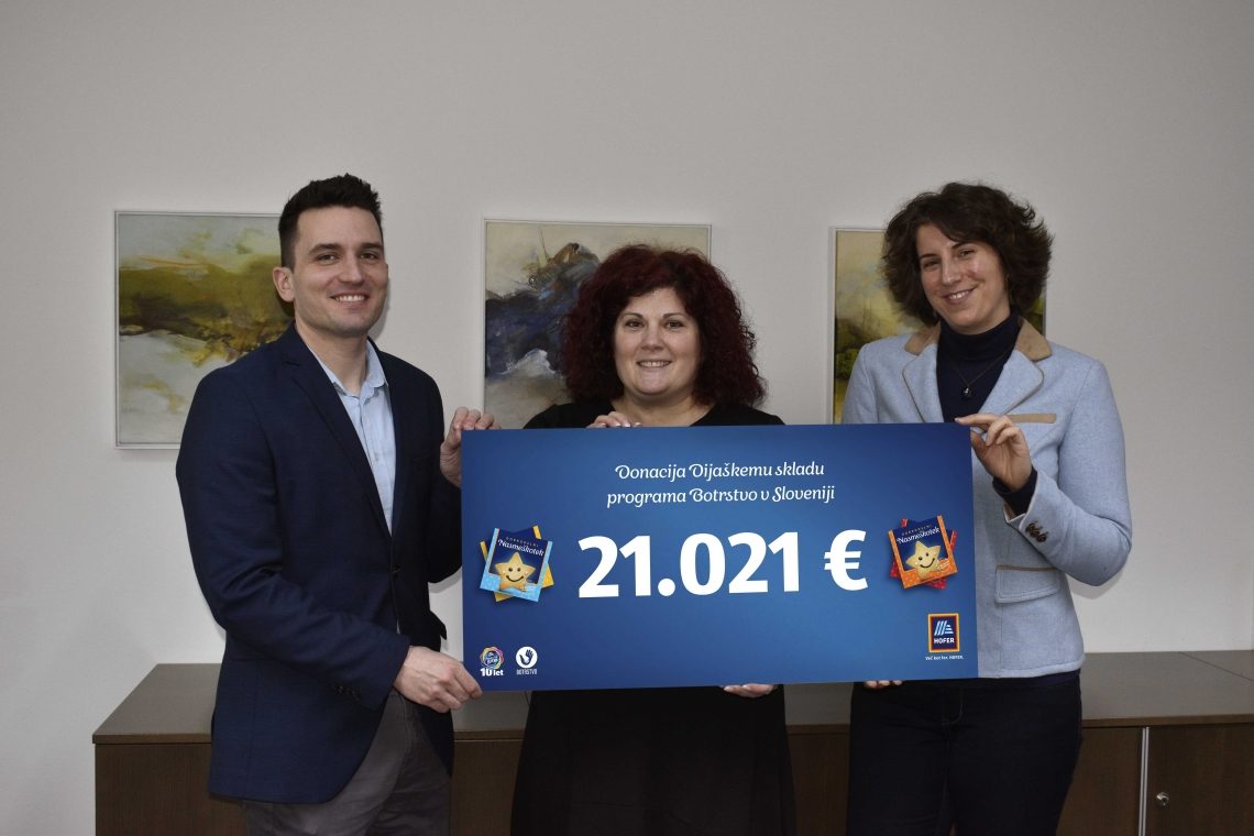 Hofer z Nasmeškotki zbral 21 tisoč evrov za dijake v stiski