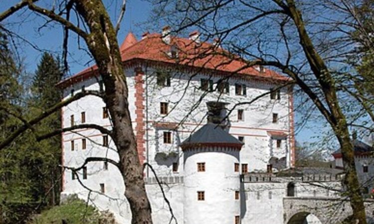 Ministrstvo za kulturo išče najemnika gostinskih prostorov na gradu Snežnik