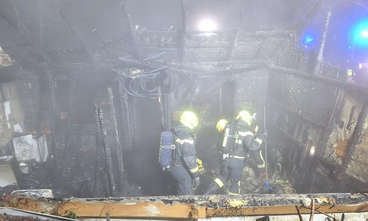 Na območju naselja Trnovo na Goriškem v celoti pogorela hiša
