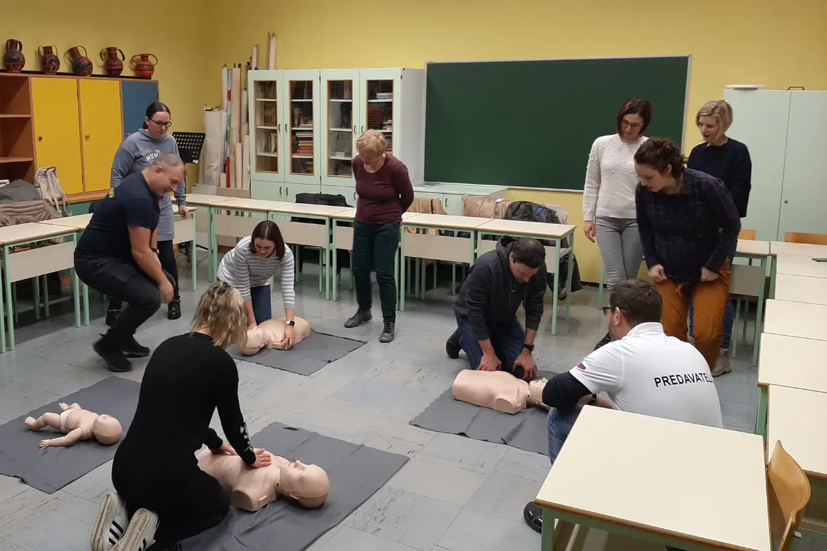V Brdih nova defibrilatorja in uspešno izvedene delavnice temeljnih postopkov oživljanja
