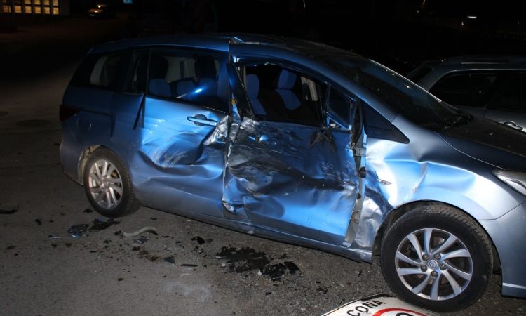 Pod vplivom alkohola in drog pobegnil policistom, nato povzročil nesrečo