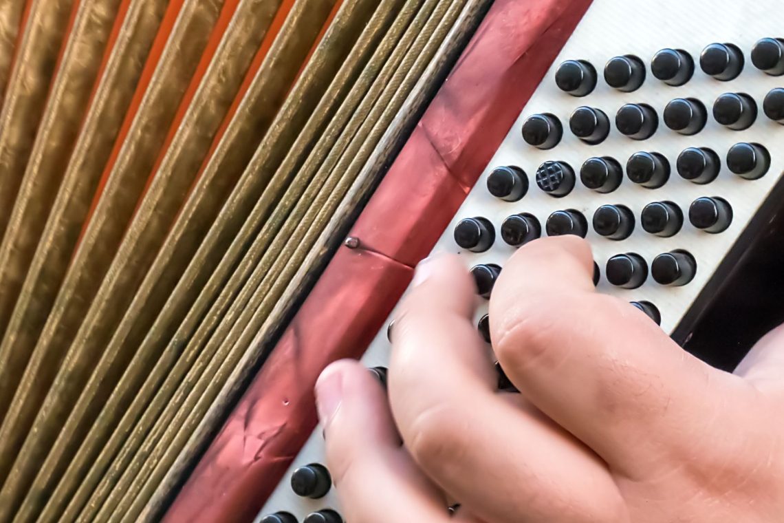 Robert Goter v Velenju lovi Guinnessov rekord v igranju harmonike