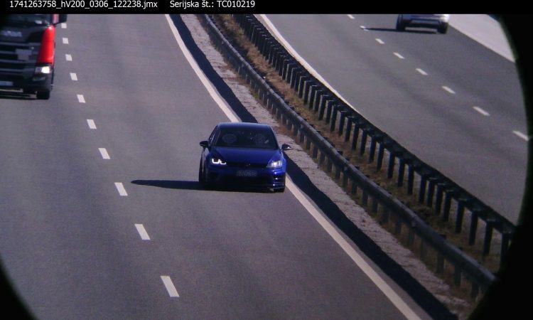 Voznik golfa po avtocesti drvel s 257 km/h