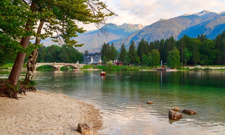 Na Bohinjskem jezeru prepoved uporabe desk na pomožni pogon
