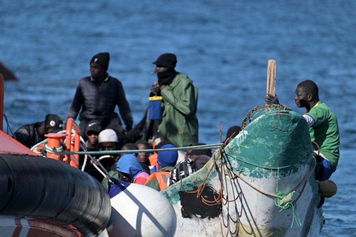 Šest mrtvih in 40 pogrešanih po potopu čolna z migranti