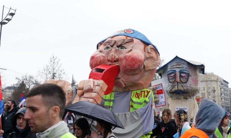 Žandar trdi, da so bili med protestom v Beogradu nameščeni zvočni topovi
