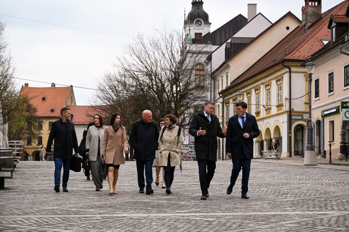 V Novem mestu o varnosti in neobiskovanju šole