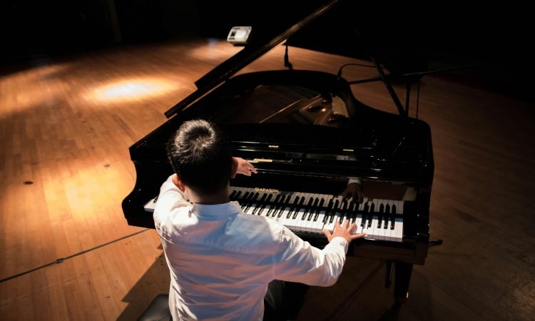 Nejc Kamplet osvojil drugo mesto na pianističnem tekmovanju v Barceloni 