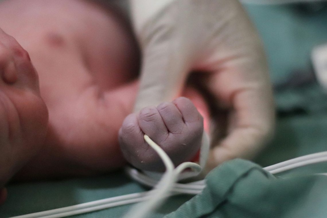 Nekdanja babica iz Maribora zanikala kakršnokoli vedenje o domnevnem odtujevanju novorojenčkov