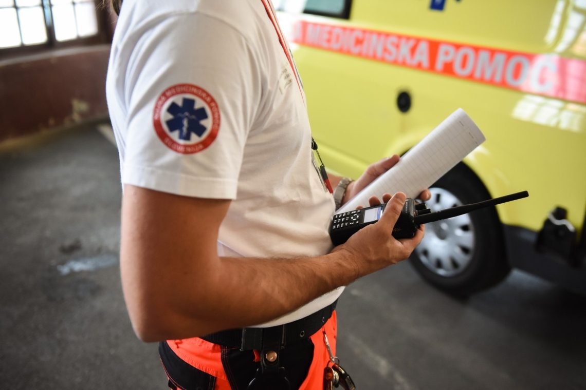 Eksplozija na gradbišču v Rožni dolini huje poškodovala dva delavca