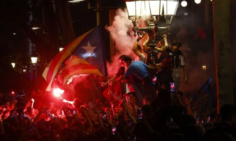 Ob slavju Barcelone avtomobil zapeljal med navijače