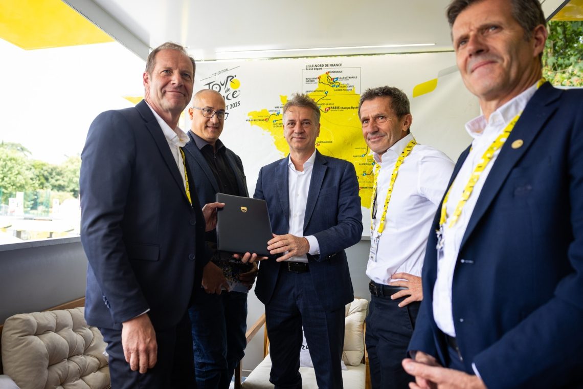 Slovenija želi začetek Toura 2029, Golob direktorju dirke predal pismo o nameri