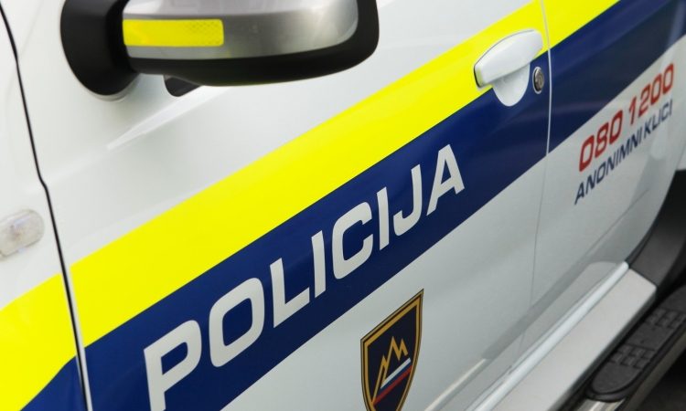 Pri menjavi pnevmatike tovornjak padel na šoferja in ga smrtno poškodoval