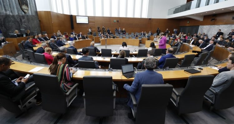 DZ bo o Prednikovem odstopu razpravljal prihodnji teden