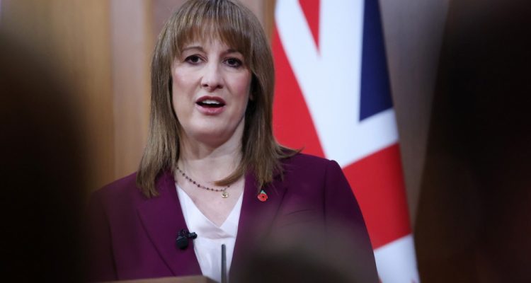 Rachel Reeves: Če prejemaš socialno pomoč, ne moreš voziti znamk BMW, MB in Audi
