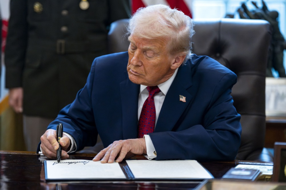 Trump razglasil fentanil za orožje za množično uničenje