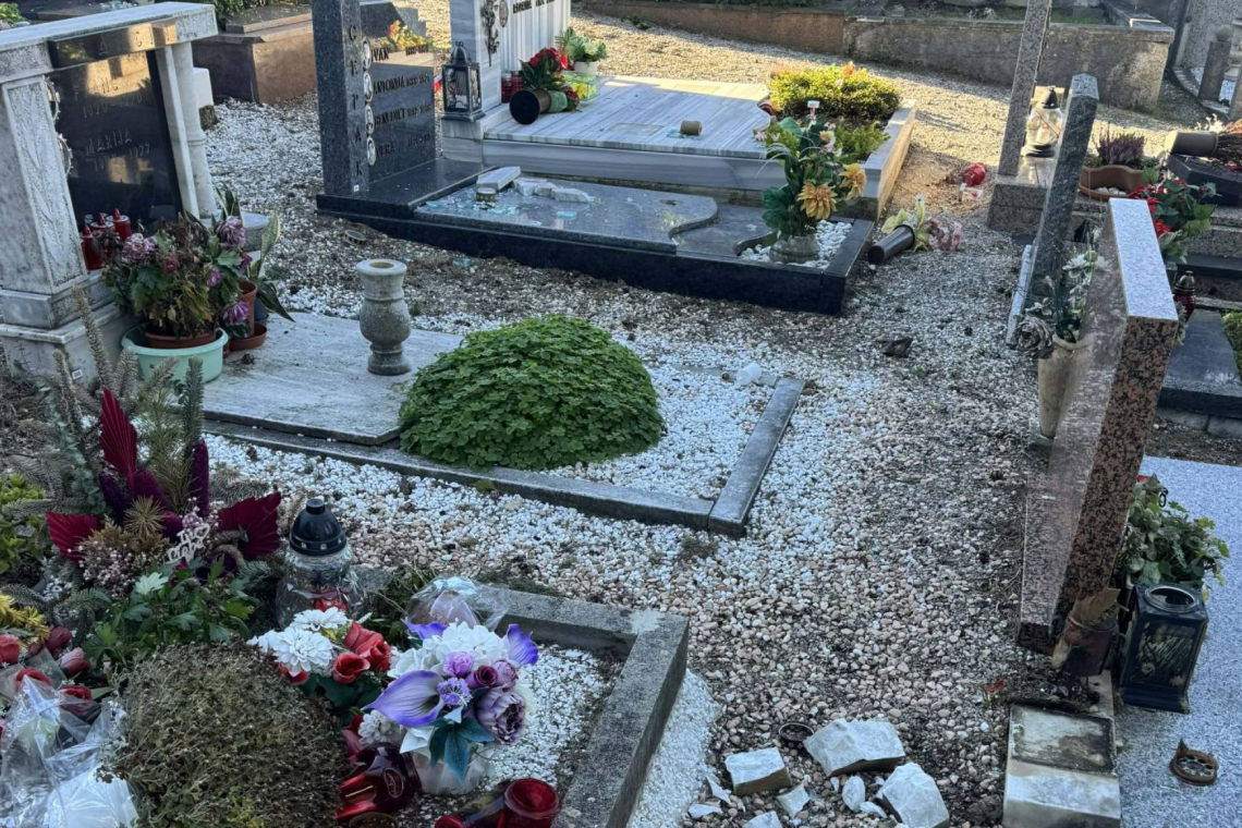 V Kopru neznanec poškodoval 110 grobov in ukradel nagrobne predmete