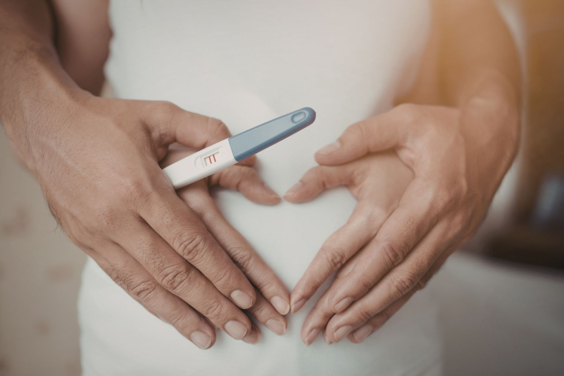 Zgodnji znaki nosečnosti se lahko pojavijo še pred izostankom menstruacije