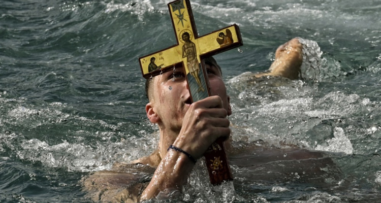 Lov na križ v ledenem morju ob prazniku razglašenja