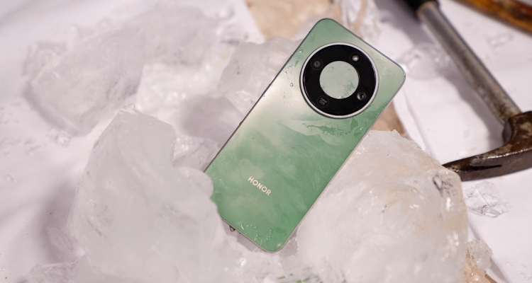 Telefon Magic8 preizkušen v snegu, ledu in vodi Kranjske Gore