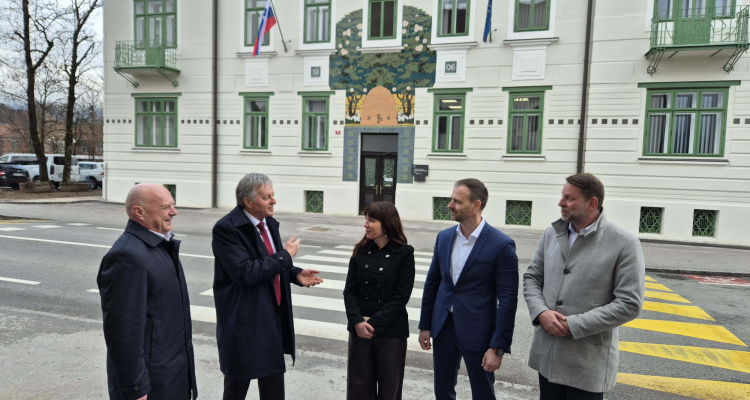 Minister Props napovedal nadaljevanje obnove Čebelice v Radovljici