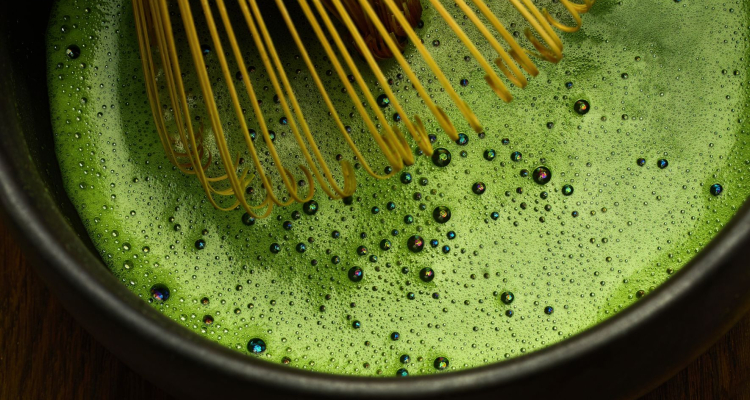 Raziskava nakazuje, da matcha čaj lahko ublaži simptome senenega nahoda